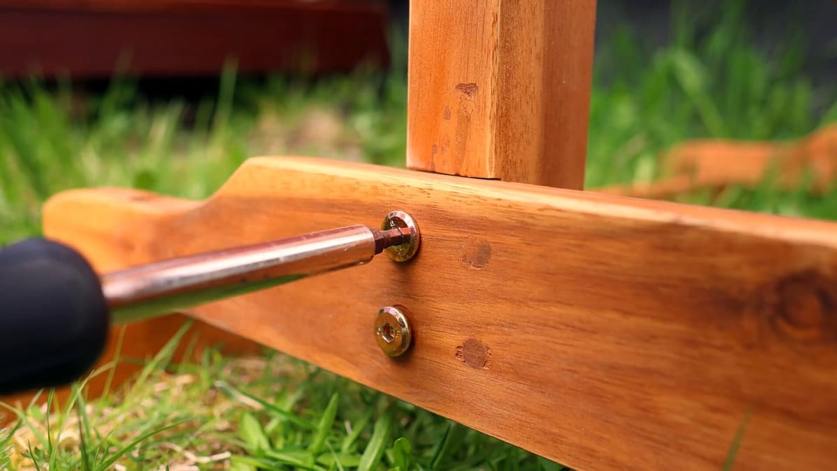 Möbelaufbau mit Werkzeug im Wohnraum